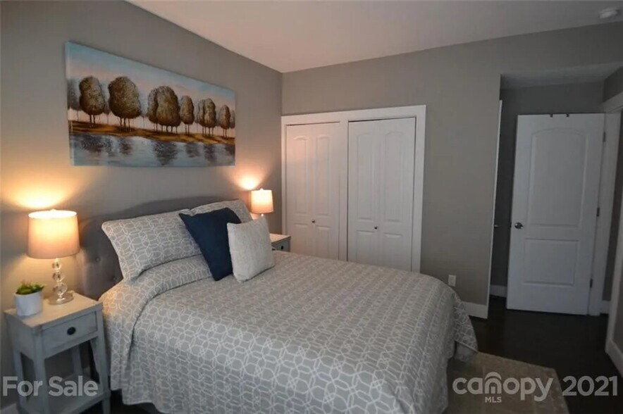 Building Photo - Room in Apartment on N Poplar St