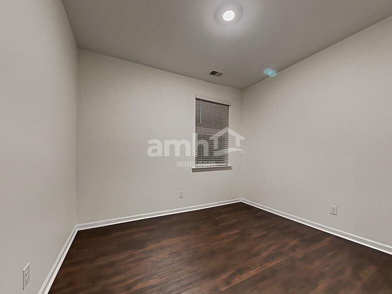 Building Photo - 275 Hogan Dr