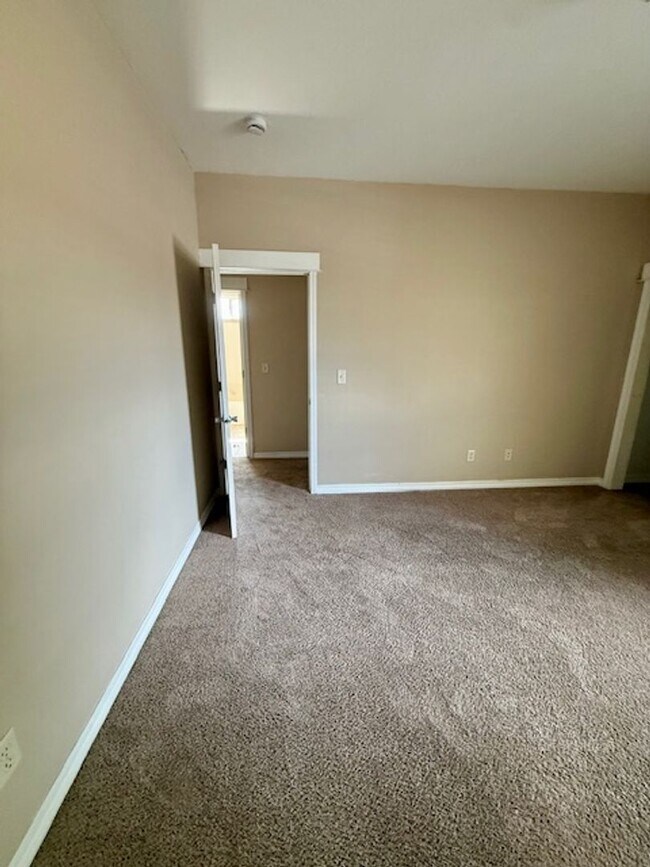 Building Photo - Beautiful 3 Bedroom 2 Bathroom House  **2 Weeks Free Rent**