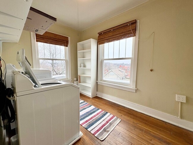 Building Photo - Top-Floor 2 Bedroom Condo in Gated Community with Huge Balcony & Elegant Marble Bath