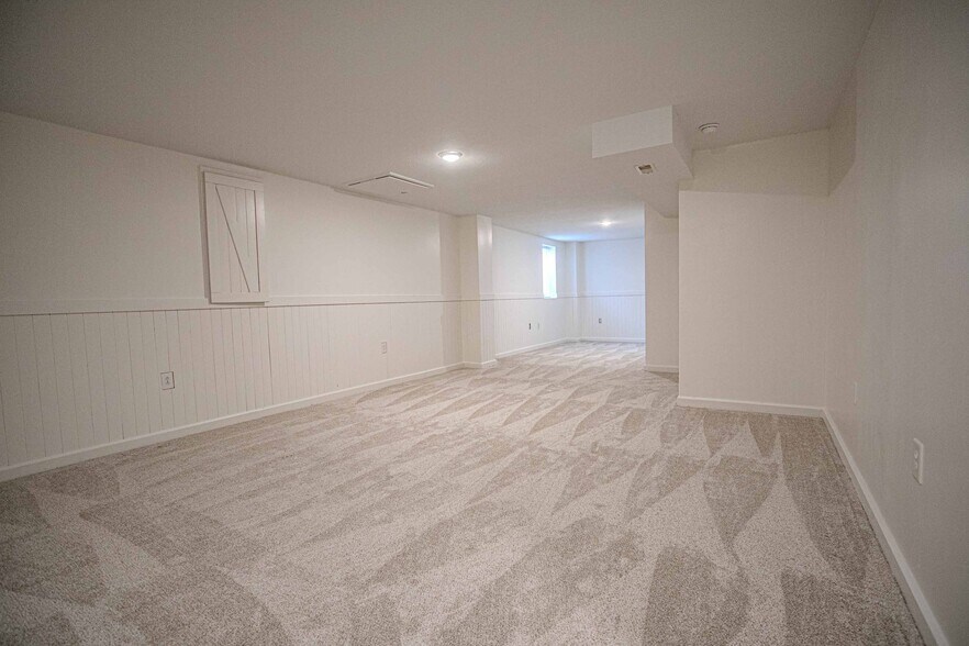 Building Photo - 15835 Hawthorn Dr