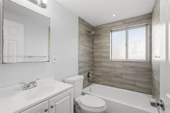 Building Photo - 980 NE 170th St