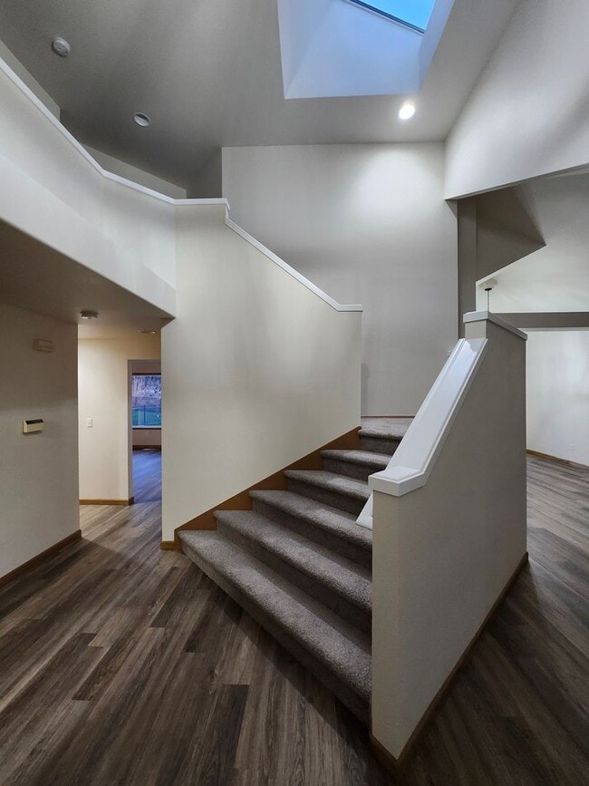 Building Photo - Brand New Updates! 4-Bedroom, 2.5-Bath plus Home Office in Horn Rapids!