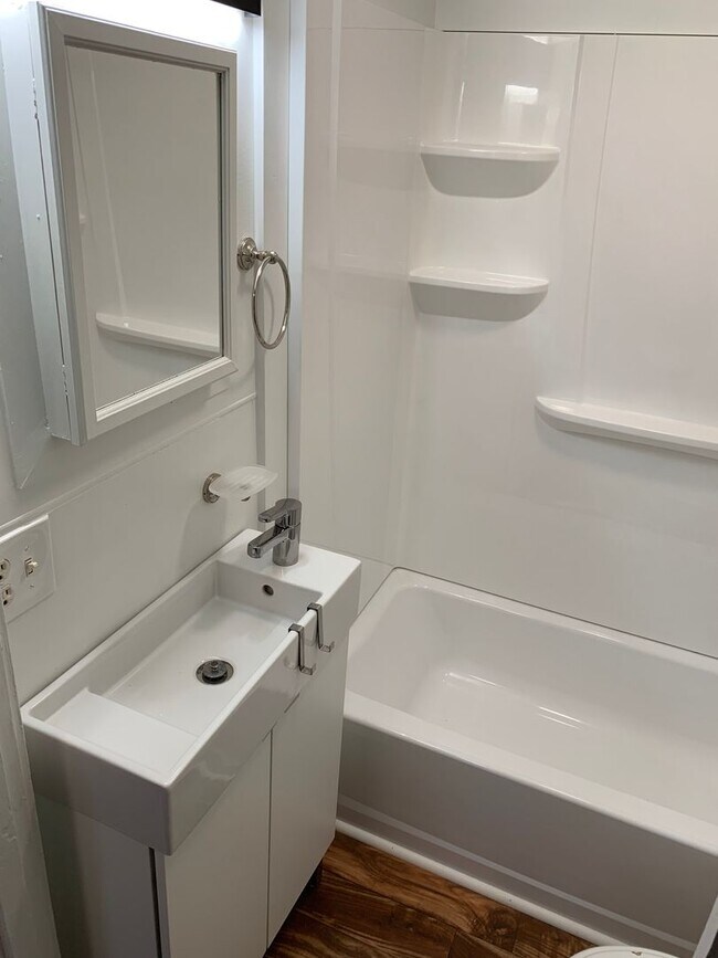 Building Photo - 3BR Cottage in Historic District