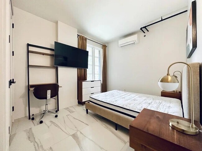 Building Photo - Furnished room/NOT APARTMENT