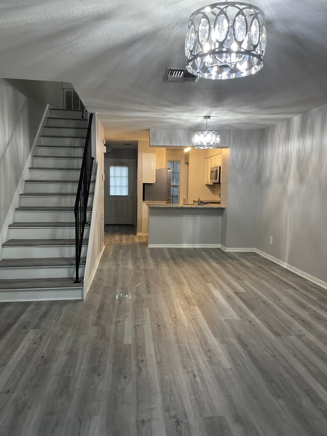 Building Photo - Regal Sq Drive