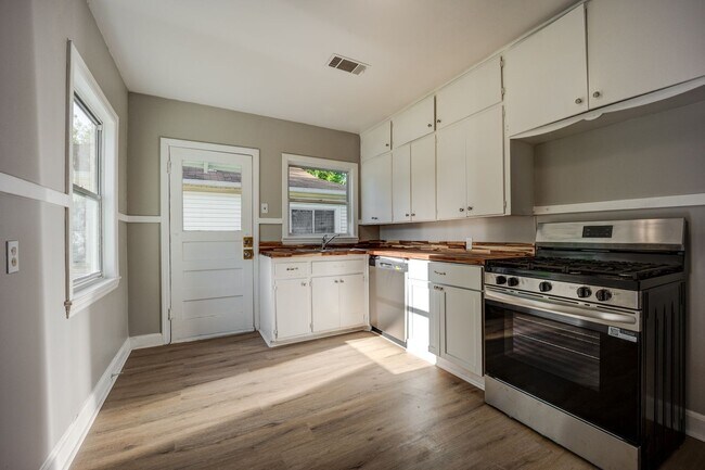 Building Photo - Freshly Updated 3 Bedroom House