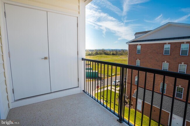 Building Photo - 23646 Hopewell Manor Terrace