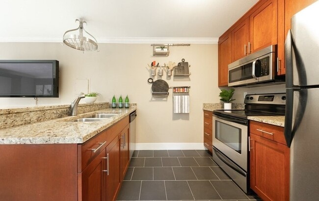 Building Photo - Waterfront Studio Kirkland Available for R...