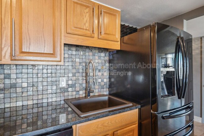 Building Photo - 410 W 7th St