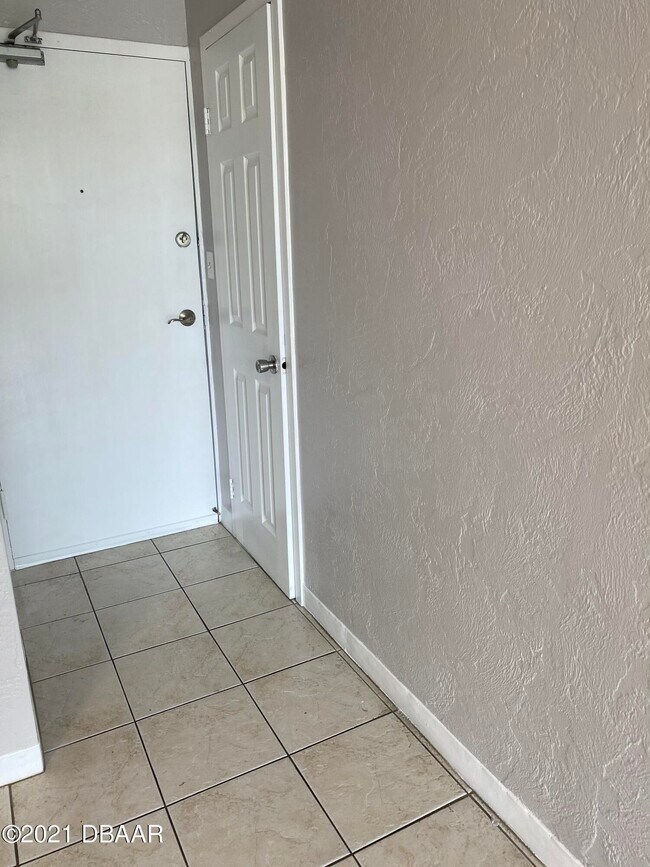 Building Photo - 732 N Halifax Ave