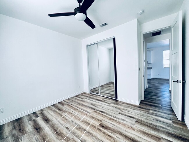 Building Photo - Private 2 bedroom, 1bath back house