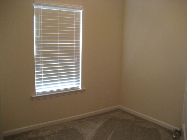 Building Photo - 360 Spring Hill Pl