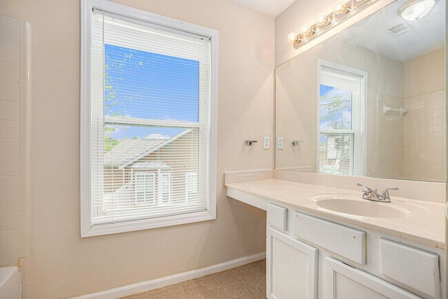 Building Photo - 3 bdrm  2.5 bath in Stone Mountain