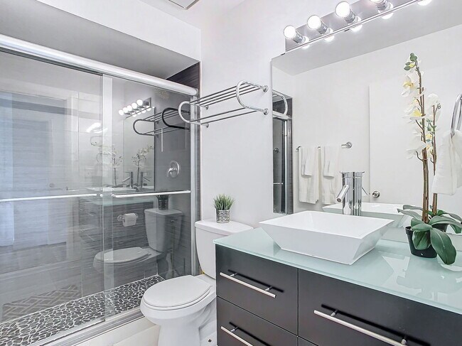 Building Photo - Vineland Road, Orlando, FL 32811 - 2 BR 2.5 BA townhouse