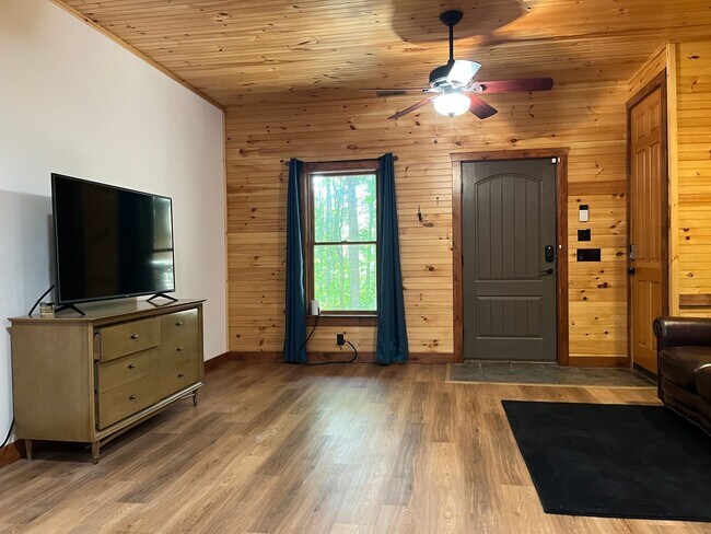 Building Photo - Beautiful 3/2 Mountain Home Rental!