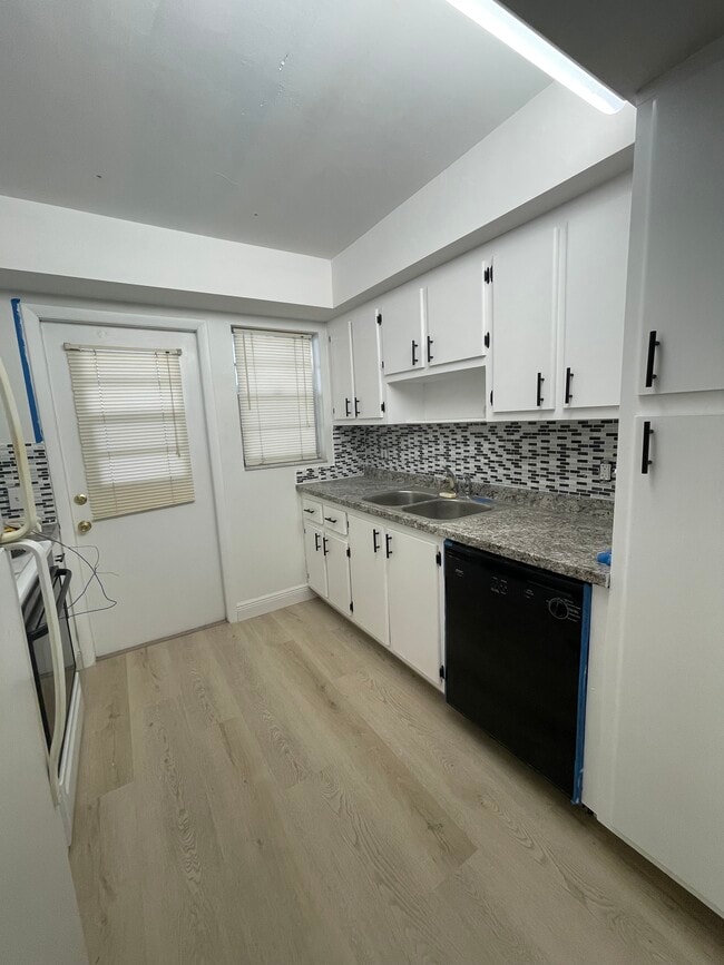 Building Photo - 2441 SW 82nd Ave