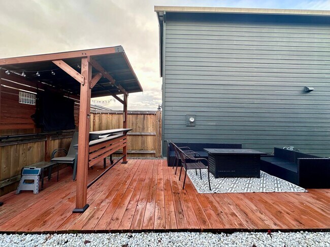 Building Photo - Modern 3-Bedroom 2.5 Bath Single Family Home in Gresham!