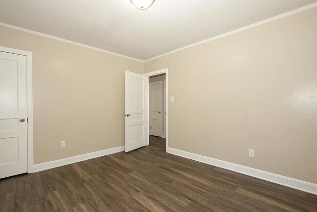 Building Photo - 93 E Fernwood Ave