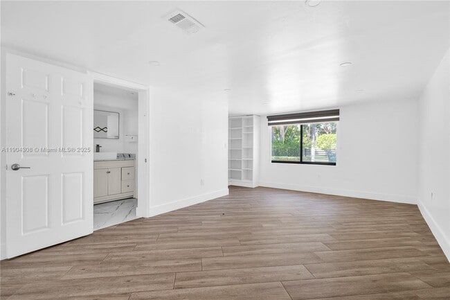 Building Photo - 14970 Leisure Dr