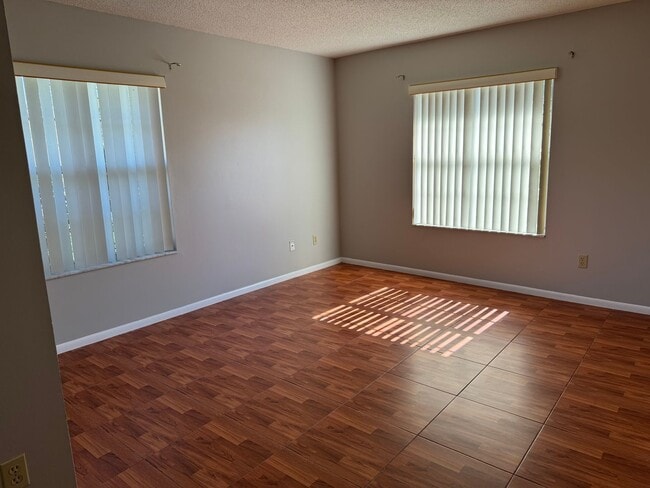 Building Photo - Spacious 3 bedroom, 2 bathrooms multiplex unit.