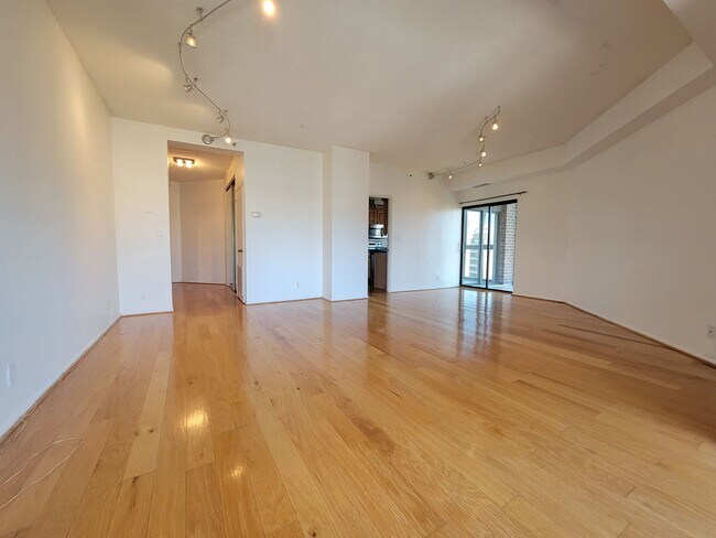 Building Photo - 1600 N Oak St