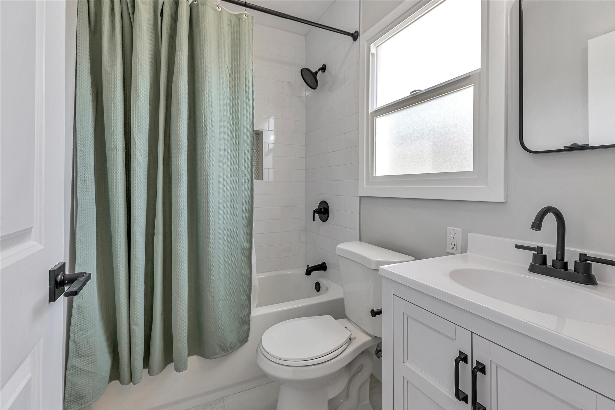 Upstairs bathroom - 5284 Belvedere St