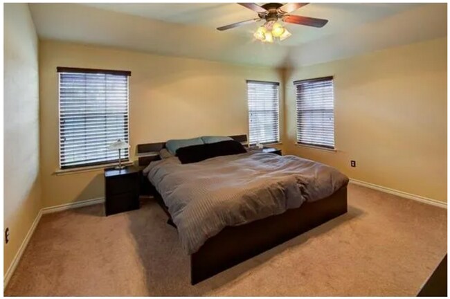 Building Photo - 5899 Clearwater Dr