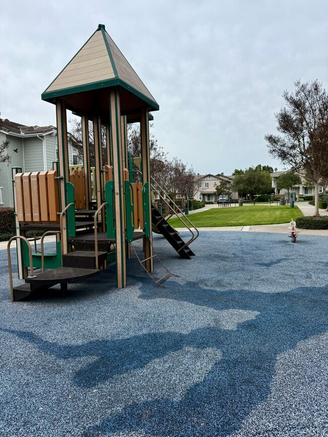 Building Photo - Highly Desirable 2 bed 3 bath condo in Rancho Cucamonga