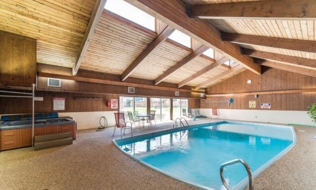 Building Photo - Updated 2 bed 2 bath Plus Office (Or Third...