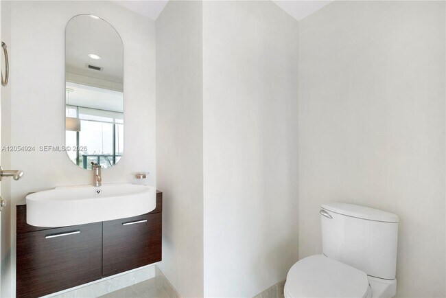 Building Photo - 2627 S Bayshore Dr
