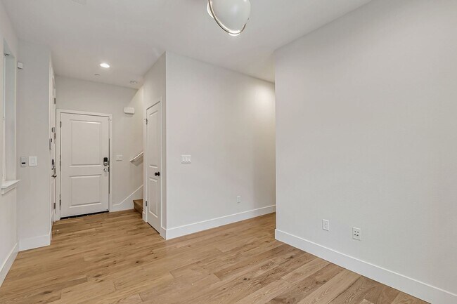Building Photo - Stunning Home with Modern Upgrades and Pri...