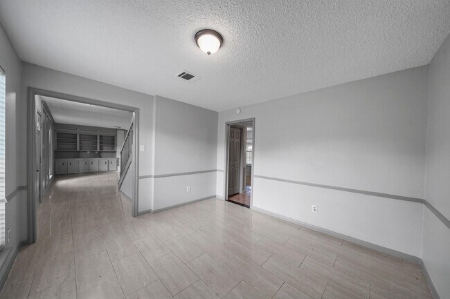 Building Photo - 3102 Hollow Cir