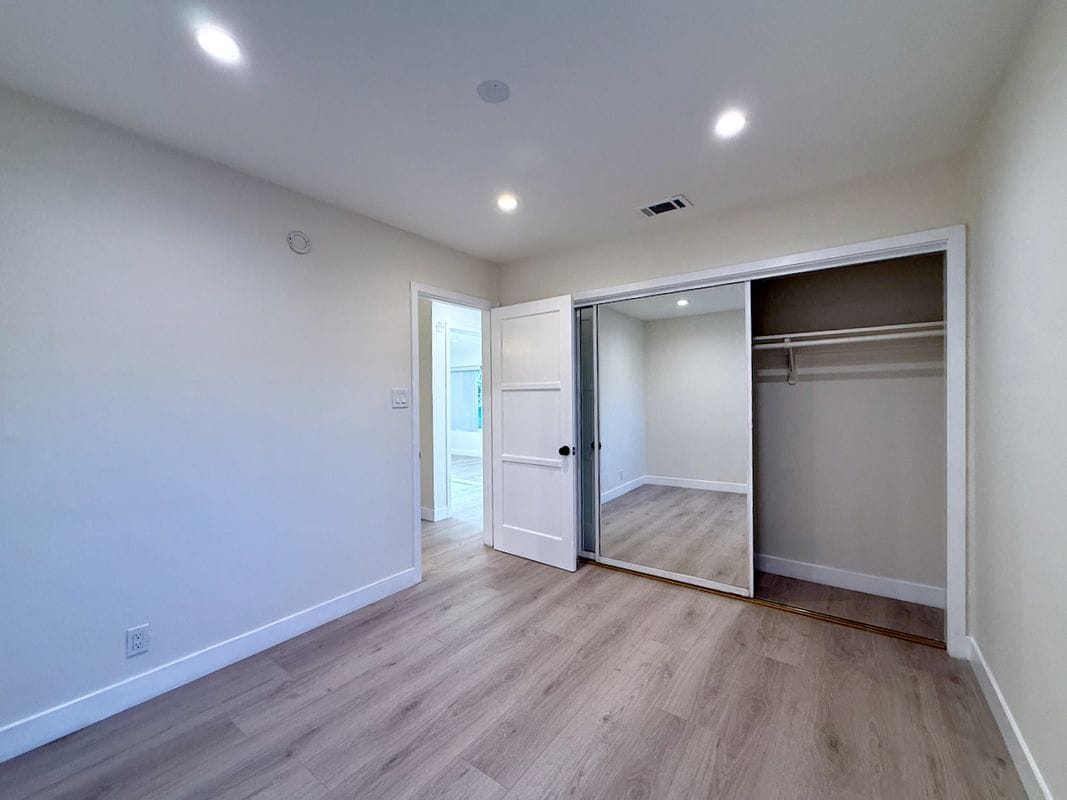 Building Photo - 1004 S Bruce Ln