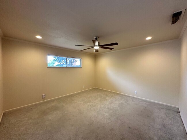 Building Photo - Upgraded Three Bedroom Duplex!