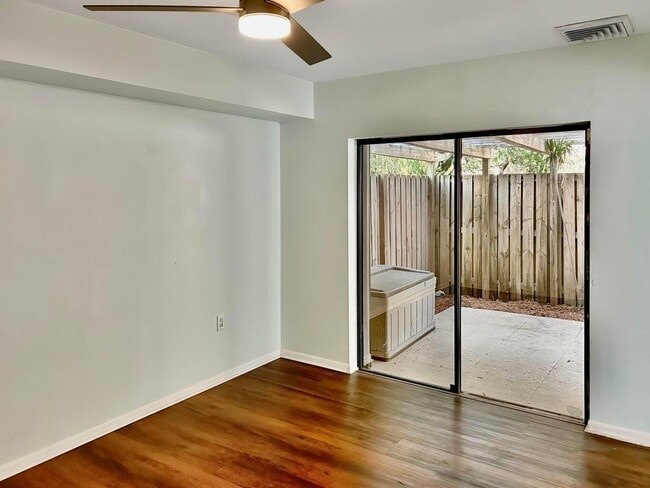 Building Photo - 405 4th Ln