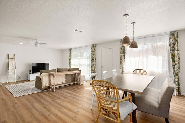 Building Photo - 1611 W Mesa Park Dr