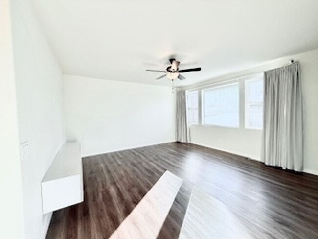 Building Photo - MODERN TWO STORY 3 BED/2.5 BATH WITH FENCE...