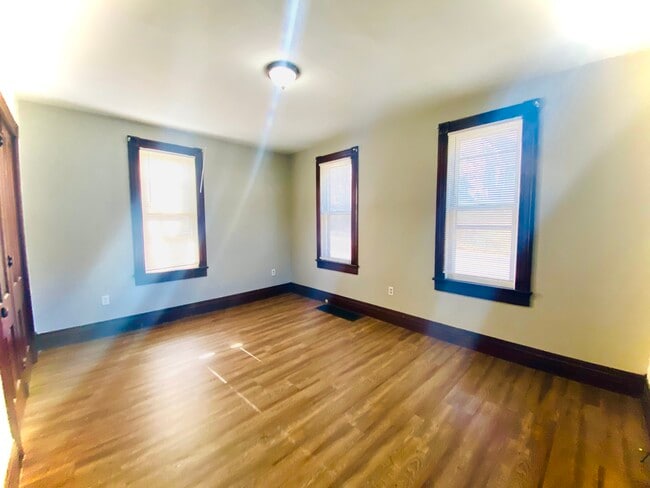 Building Photo - 140 Milan St S