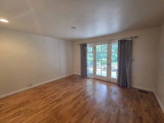 Building Photo - Private 4 Bedroom / 2.5 Bath Bridle Trails Acerage Property