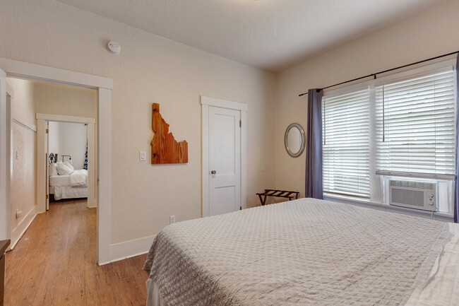 Large downstairs bedroom with king size bed, closet and dresser. - 717 E Lakeside Ave