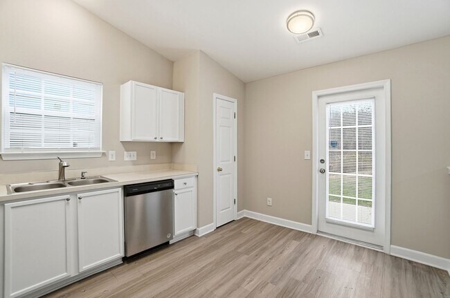 Building Photo - 3 bedroom single family home!