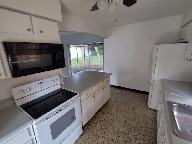 Building Photo - 2/1 Single Family in Spring Hill