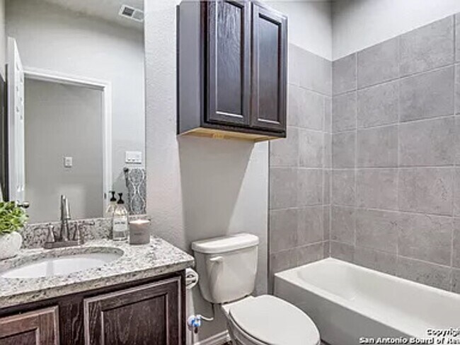 Building Photo - Beautiful Duplex in Seguin!
