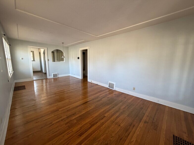 Building Photo - 136 E Woodside St