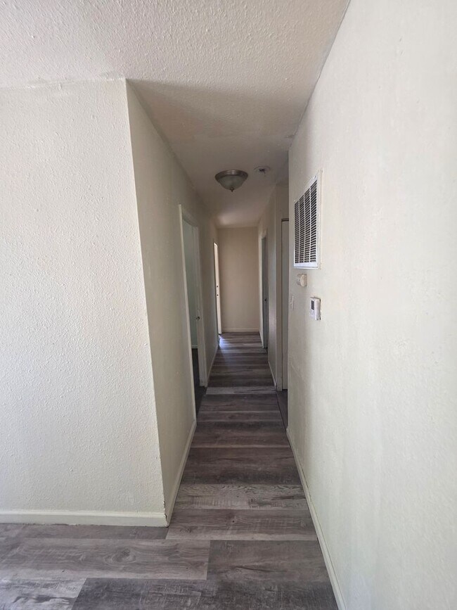 Building Photo - 4BD/1 BA nicely updated home
