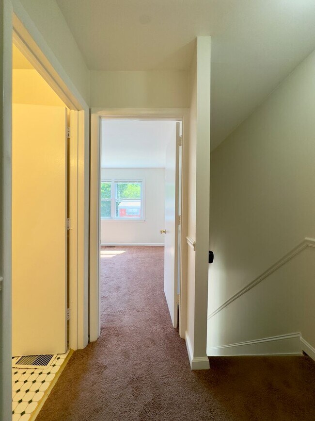 Building Photo - Charming 3Bed/1.5Bath Townhome in Rosedale