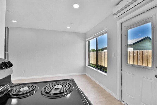 Building Photo - 6101 NW 9th Ct