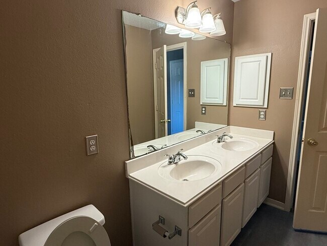 Building Photo - 2211 Cambridge Dale Ct