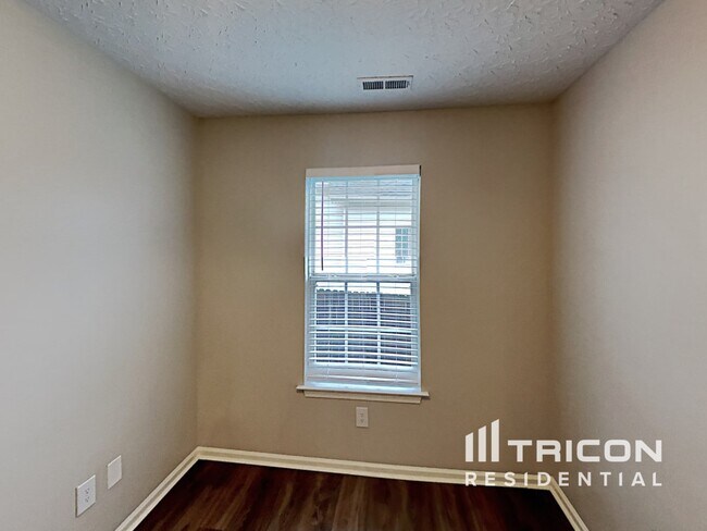 Building Photo - 289 Iris Dr